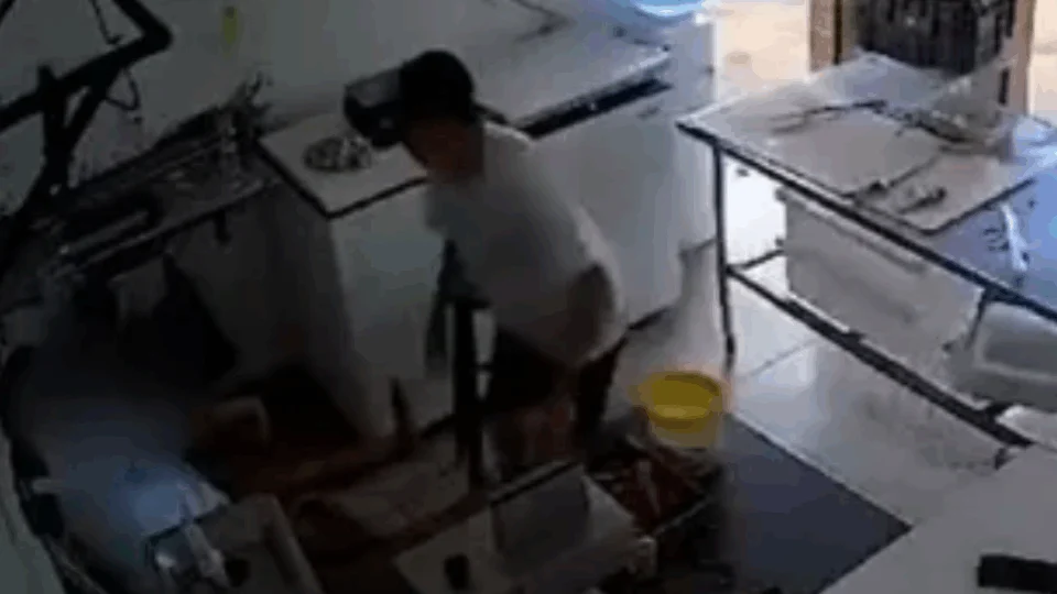 VEJA VÍDEO: empresário sofre choque elétrico ao usar celular carregando na tomada