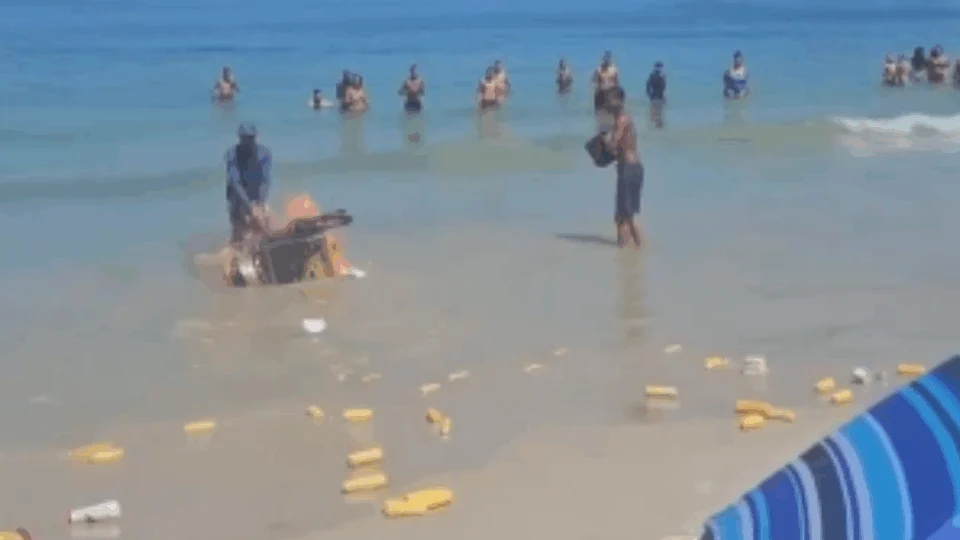 VEJA VÍDEO: carrinho de milho explode em praia e banhistas ajudam vendedor