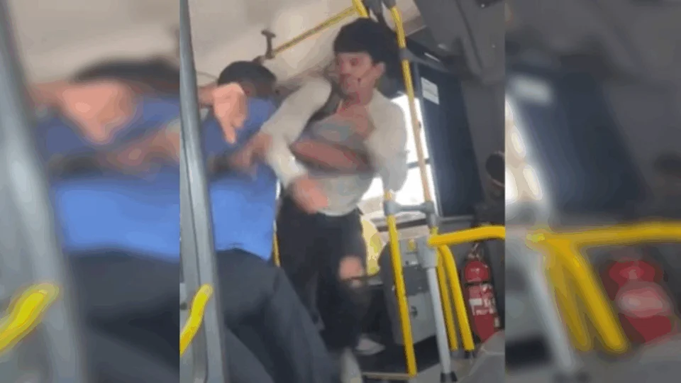 VEJA VÍDEO: cobrador e passageiro se agridem após problema com cartão de ônibus