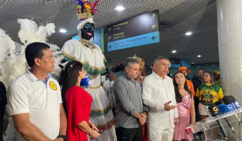 Foliões recepcionam ‘Kamélia’ na abertura oficial do Carnaval de Manaus 2025
