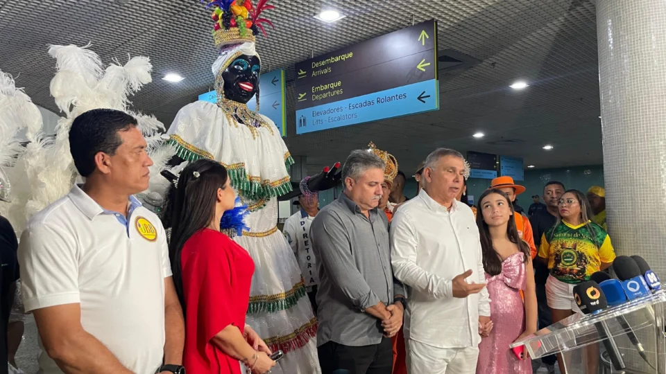 Foliões recepcionam ‘Kamélia’ na abertura oficial do Carnaval de Manaus 2025