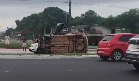 Vídeo: carro capota na Avenida Coronel Teixeira
