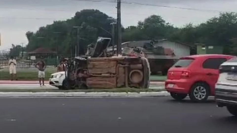 Vídeo: carro capota na Avenida Coronel Teixeira