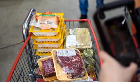 Supermercado em Manaus é denunciado por misturar carnes podres às boas