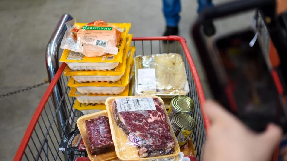 Supermercado em Manaus é denunciado por misturar carnes podres às boas