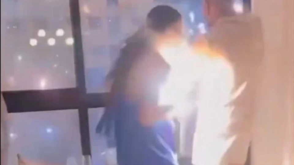 VEJA VÍDEO: fogo de artifício invade apartamento e queima corpo de mulher