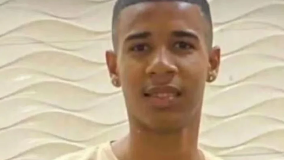 Morre jovem baleado na nuca após pisar no pé de traficante no RJ