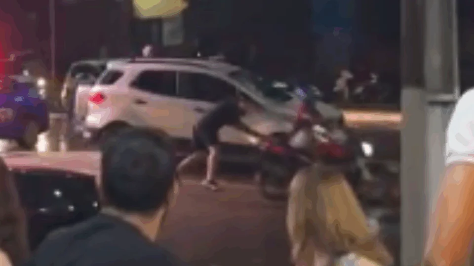 VEJA VÍDEO: jovem derruba motociclista durante fuga da polícia