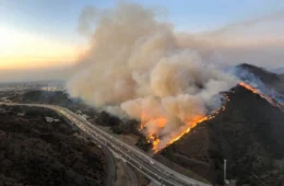 Incêndios florestais devastam Los Angeles e número de mortos sobe para 10