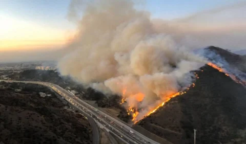 Incêndios florestais devastam Los Angeles e número de mortos sobe para 10