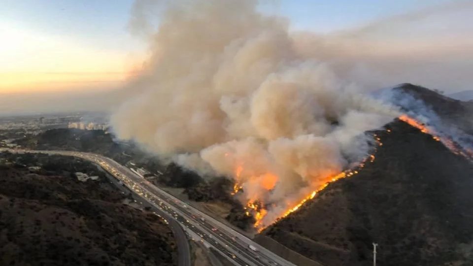 Incêndios florestais devastam Los Angeles e número de mortos sobe para 10