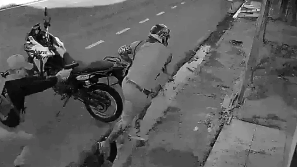 VEJA VÍDEO: vigilante é assassinado a tiros enquanto estava saindo de casa