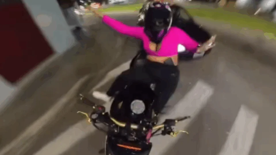 VEJA VÍDEO: mulher filma o próprio acidente enquanto pilotava motocicleta