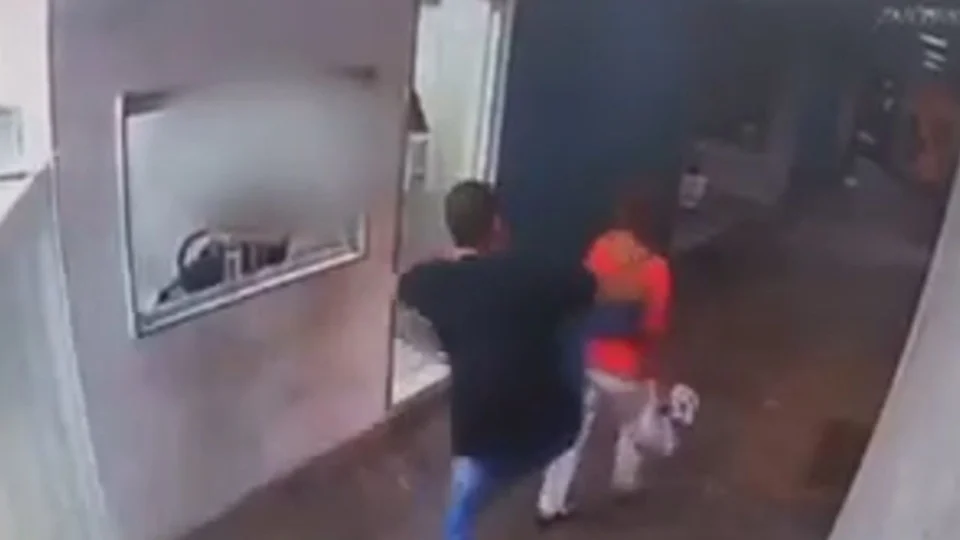 Motorista é banido da Uber após dar voadora em idosa de 68 anos