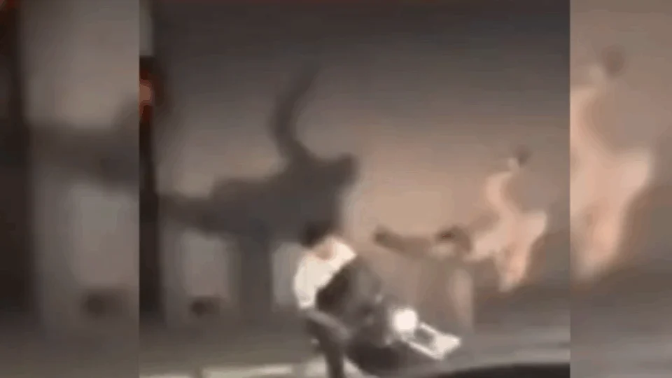 VEJA VÍDEO: PM dá voadora nas costas de motociclista após provocações