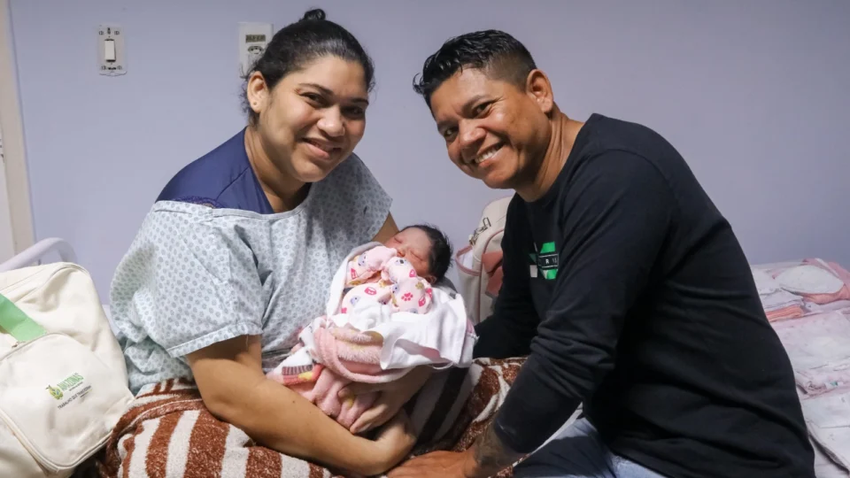 Primeiro bebê a nascer em 2025 na rede pública do Amazonas é uma menina