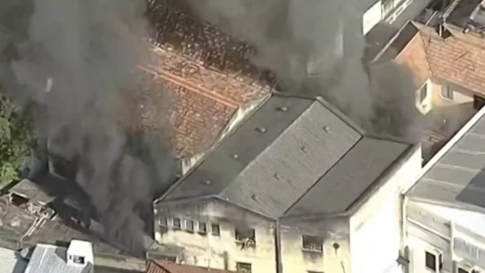 Incêndio em fábrica de fantasias no Rio de Janeiro deixa feridos e afeta escolas de samba