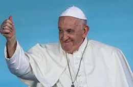 Papa Francisco cancela eventos após ser hospitalizado com bronquite