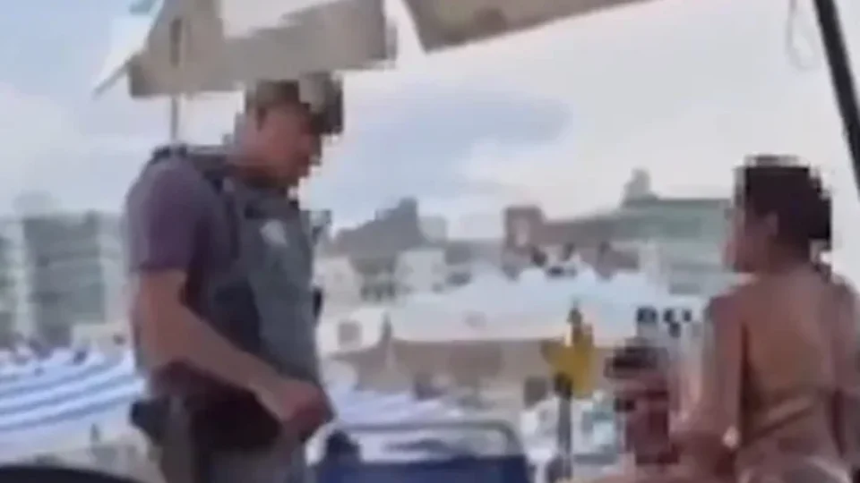 VEJA VÍDEO: casal ‘animadinho’ em praia é interrompido por policial