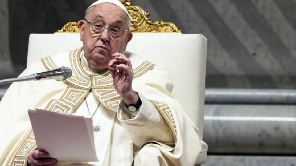 Papa Francisco segue em estado crítico, mas estável, em hospital de Roma