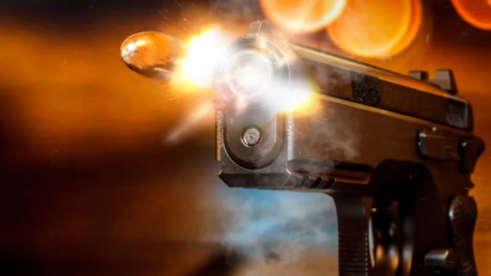 Mulher é baleada durante discussão com o namorado na Compensa