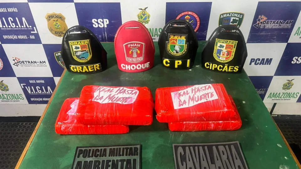Cão farejador encontra 5 kg de cocaína escondidos em mala durante operação da PMAM em Coari