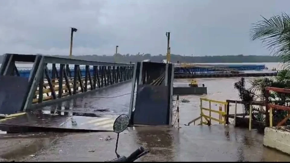 Veja momento que balsas colidem com Porto de Borba