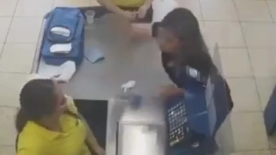 VEJA VÍDEO: mulher ataca filha do ex-namorado por não aceitar fim da relação