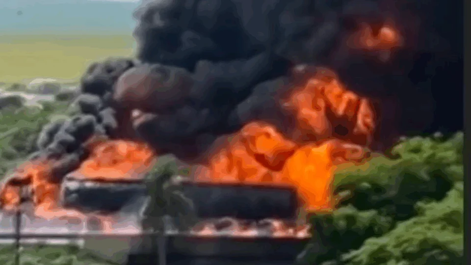 Caminhão explode após colisão e motorista salta da cabine em chamas na PR-092