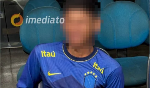 VÍDEO: adolescente que estava assaltando ônibus chora após ser detido pela PM na zona Leste de Manaus