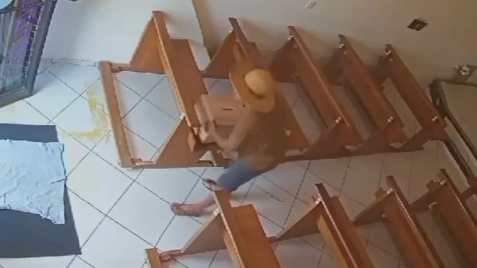 VEJA VÍDEO: homem invade igreja e furta caixa de dízimo