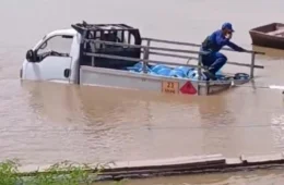 Caminhão carregado com botijões de gás cai no rio em município de Itacoatiara