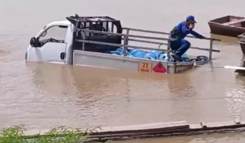 Caminhão carregado com botijões de gás cai no rio em município de Itacoatiara