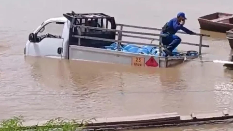 Caminhão carregado com botijões de gás cai no rio em município de Itacoatiara