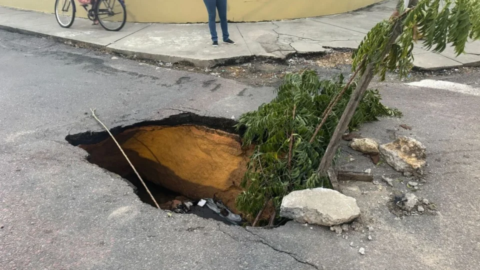 Cratera no Castanheira causa acidentes e deixa moradores preocupados