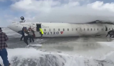 Vídeo; Oito pessoas ficaram feridas após avião ficar de cabeça para baixo durante acidente