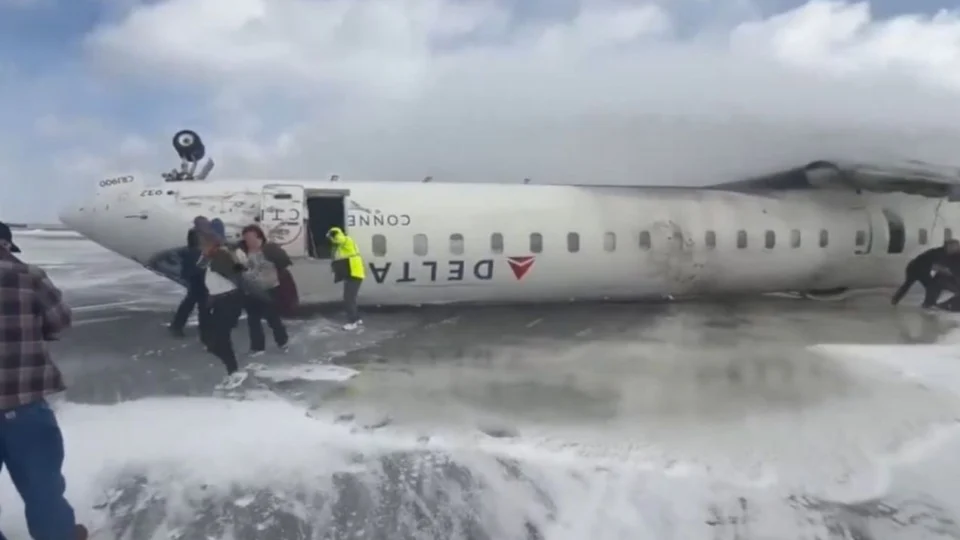 Vídeo; Oito pessoas ficaram feridas após avião ficar de cabeça para baixo durante acidente