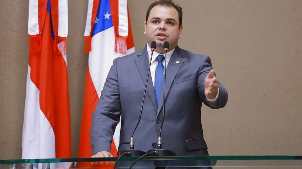 Projeto de Lei de Roberto Cidade busca garantir educação para todos os jovens do Amazonas