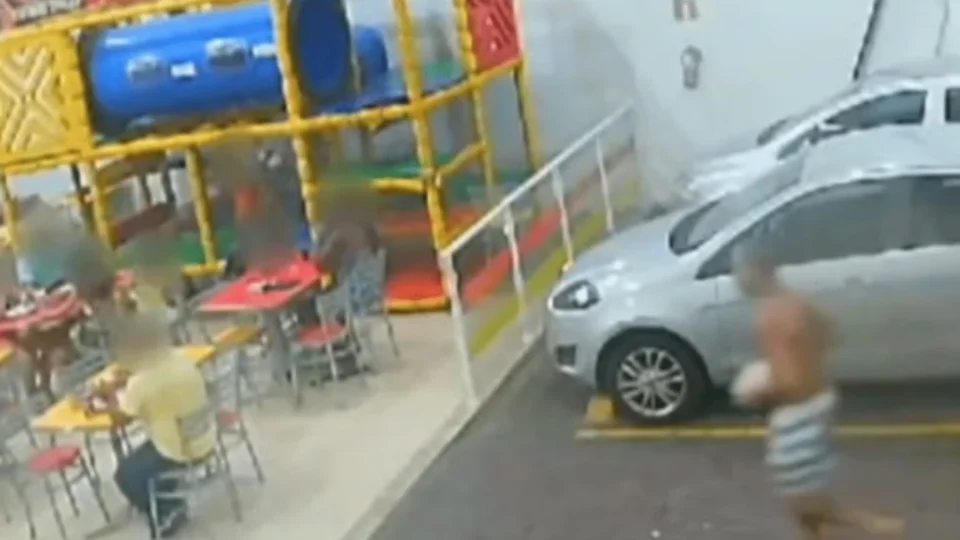 VEJA VÍDEO: homem joga pedra na cabeça de cliente em lanchonete