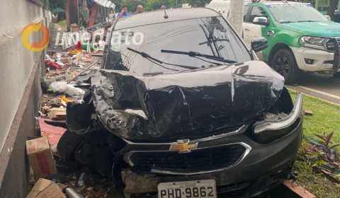 Carro colide em muro de cemitério na Avenida Boulevard, em Manaus