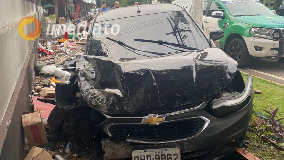 Carro colide em muro de cemitério na Avenida Boulevard, em Manaus