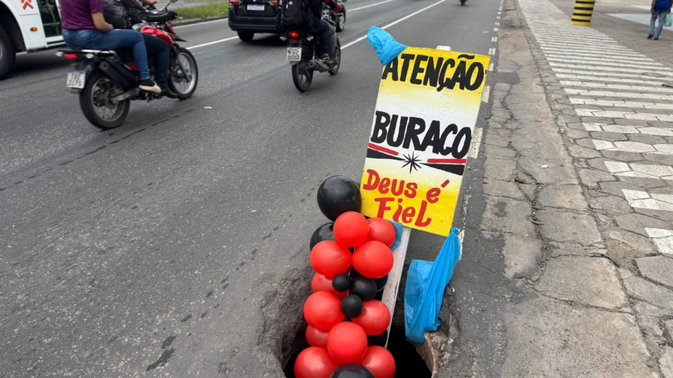 Bueiro sem tampa coloca motoristas em risco na Avenida Cosme Ferreira
