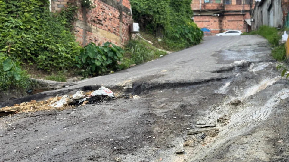 Moradores cobram asfalto em rua do Cidade de Deus: ‘Já são 3 meses e nada’, afirmam