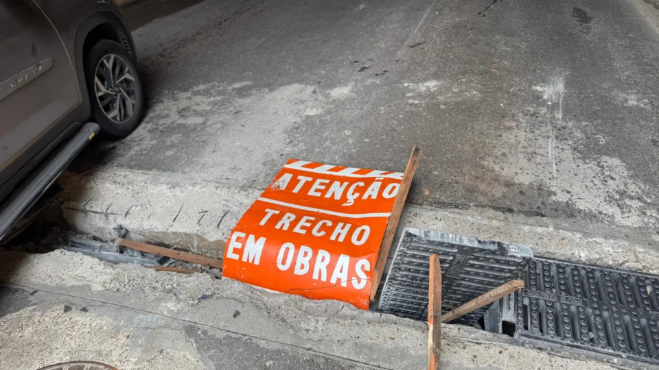 Obra inacabada no viaduto do bairro São Jorge prejudica o trânsito