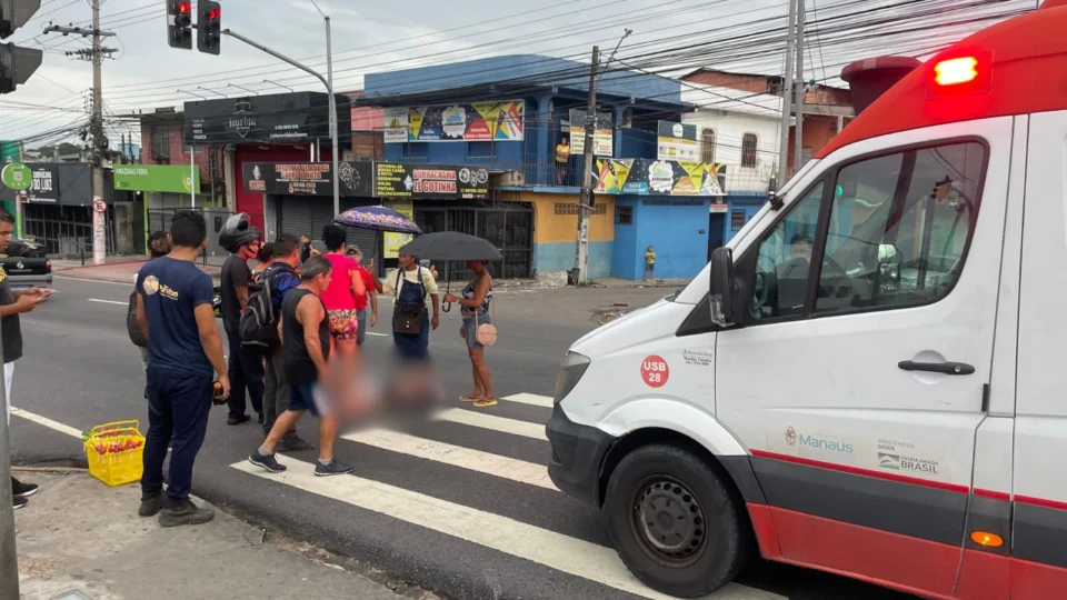 Adolescente é atropelado por motocicleta na Avenida Cosme Ferreira