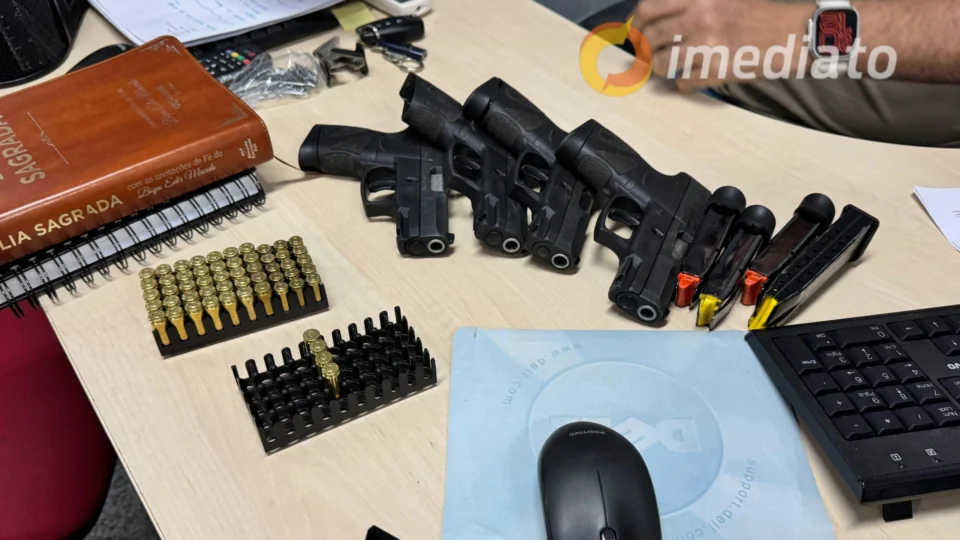 Homem é preso com quatro pistolas e colete balístico após execução no Parque São Pedro