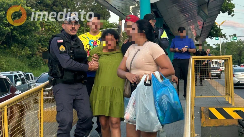 Mulher grávida é agredida durante assalto a ônibus em Manaus e policiais socorrem vítima para hospital