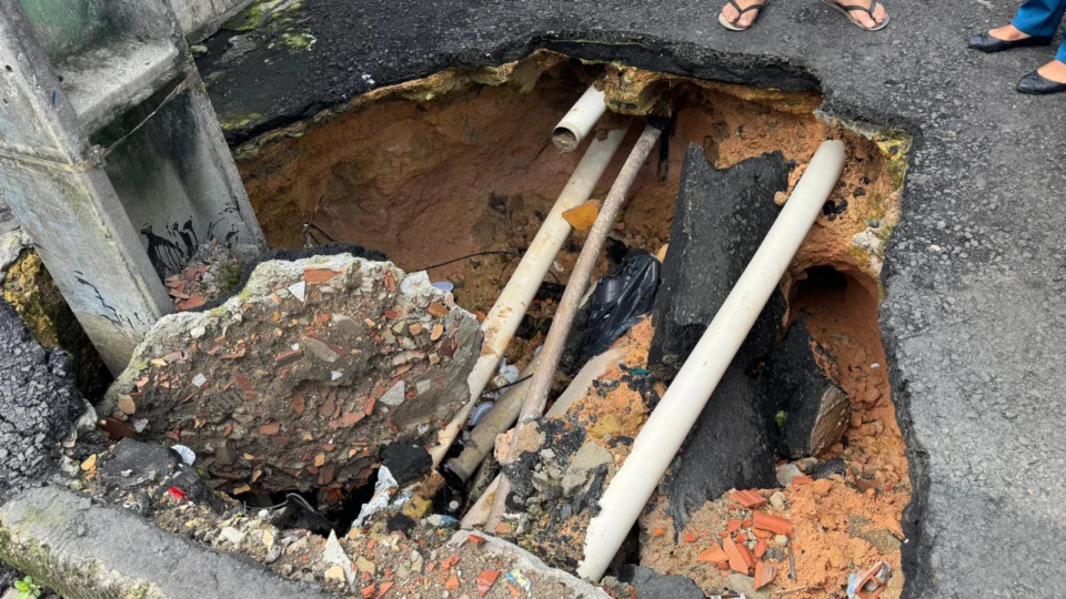 Cratera bloqueia entrada de beco no Coroado e dificulta passagem de moradores