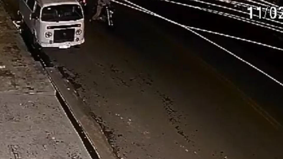 Dupla furta Kombi no bairro Cidade Nova 2