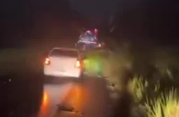 Vídeo: Caminhão cai em ribanceira na AM-010 após colidir com um ônibus